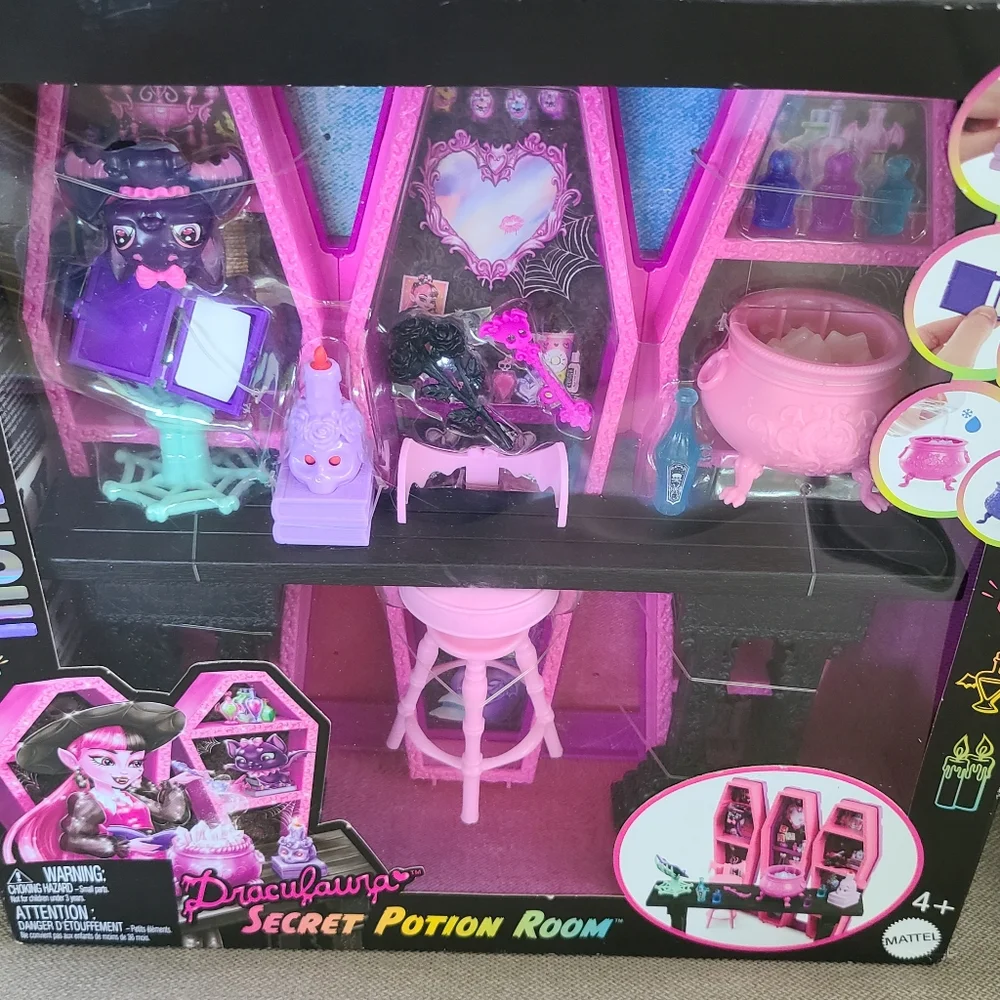 Monster High Draculaura Secret Potion Room Doll Playset with 12+ Accessories